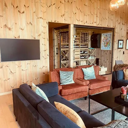 High Ceilings With A View Of The Slopes *